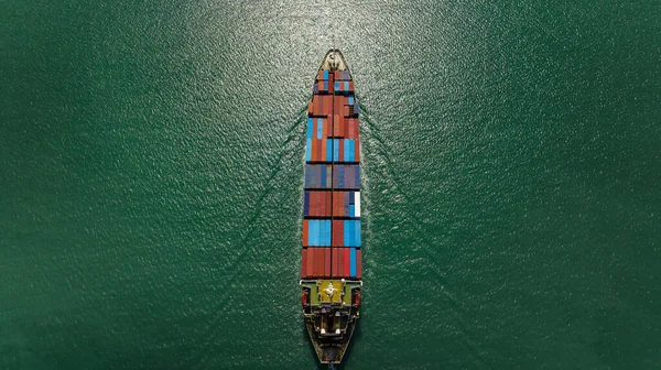 컨테이너 바다를 항해하여 상품을 수입하고 세계의 딜러와 소비자들에게 상품을 유통하는 — 스톡 사진