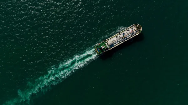 공중에서 내려다본 유조선 아름다운 파도를 전속력으로 항해하는 유조선 바다에 정유소에서 — 스톡 사진