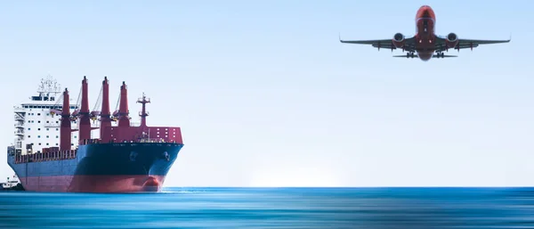 コンテナ貨物船と貨物機の物流と輸送 澄んだ空と動きが青い海のフロントビューをぼかす 背景のパノラマ — ストック写真