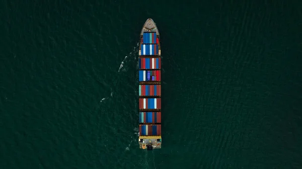 ドローンからの緑の海の空中トップビュー写真で国際インポートとエクスポートのためのコンテナ船を運ぶ — ストック写真