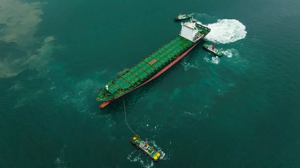 Rebocador Arrastando Navio Carga Deixando Estaleiro Após Reparos Mar Verde — Fotografia de Stock