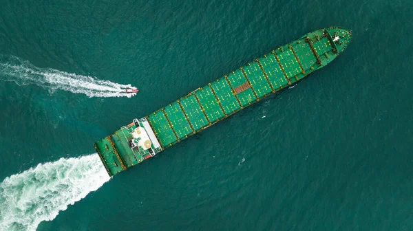 緑色の海で修理された後の貨物船のテストエンジンシステムドローンカメラからの写真空中トップビュー — ストック写真