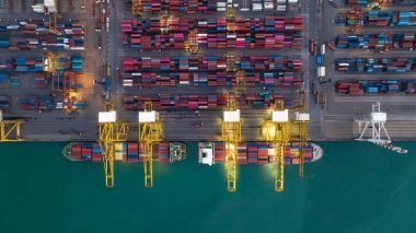 ticari liman yükleme ve boşaltma kargo konteynır gemi ithalat ve ihracat vinç ile mal dağıtımı için müşterilere ve satıcılara taşınan römorklar, alacakaranlık üst yaşam