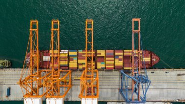 kargo gemisi ve kamyon limanda konteynır rıhtımını bekliyor vinç sevkiyatı liman yükleme konteynır ithalat ithalat ticari ticaret sanayi lojistik taşımacılığı uluslararası