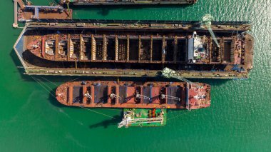 Havadan görünüşlü tersane kuru rıhtım bakım ve onarım konteynır gemisi nakliyesi ve denizde petrol gemileri,