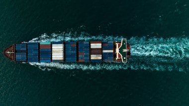 kargo konteynır gemisi ihracat mallarını ithal etmek ve Asya 'da dünya çapında satıcılara ve tüketicilere mal ve dağıtım yapmak için konteynır gemisi üst görünümü ile küresel iş ve endüstri dağıtım hizmeti sunar.