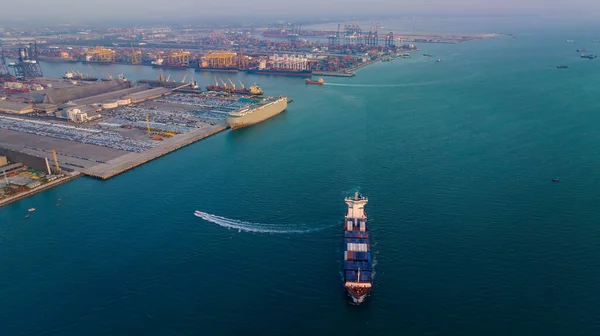 Vrachtcontainerschip Dat Zee Vervoert Goederen Importeren Producten Distribueren Aan Dealers — Stockfoto