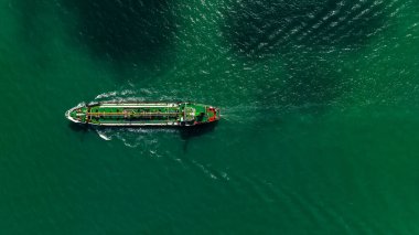 Hava manzaralı petrol gemisi tankeri çok güzel bir dalgayla son sürat yol alıyor ve rafineriden denize doğru su sıçratıyor..