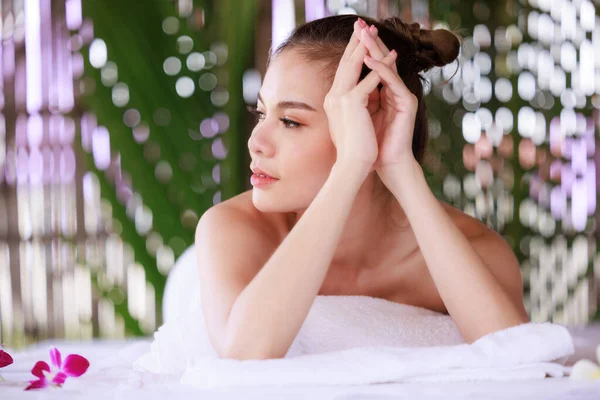 Mulher Asiática Com Massagem Salão Spa Beleza Cuidados Saúde Pele — Fotografia de Stock