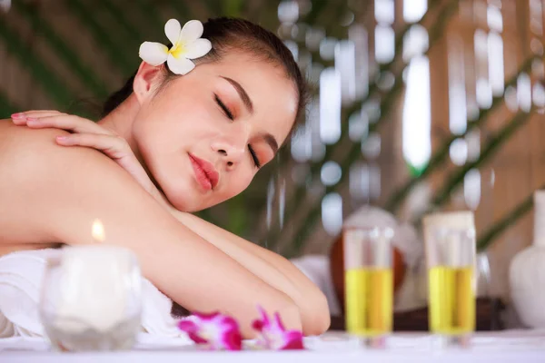 Donna Asiatica Con Massaggio Nel Salone Spa Bellezza Cura Della — Foto Stock