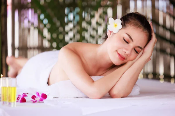 Donna Asiatica Con Massaggio Nel Salone Spa Bellezza Cura Della — Foto Stock