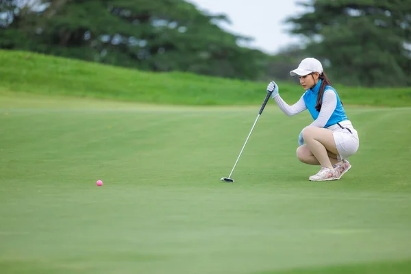 Professional Golfer Asian Women Sitting Hold Golf Club Checking Fairway — 图库照片