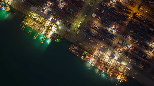 위에서 야간의 풍경은 컨테이너 선박에서 화물을 하역하고 하역하는 장면이다 크레인은 — 스톡 사진
