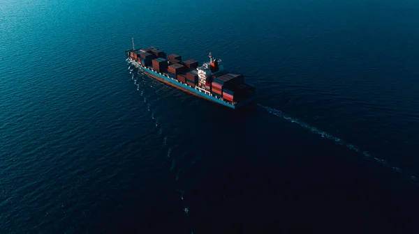 Φορτηγό Πλοίο Μεταφοράς Εμπορευματοκιβωτίων Που Μεταφέρει Εξαγόμενα Εμπορεύματα Βαθέων Υδάτων — Φωτογραφία Αρχείου