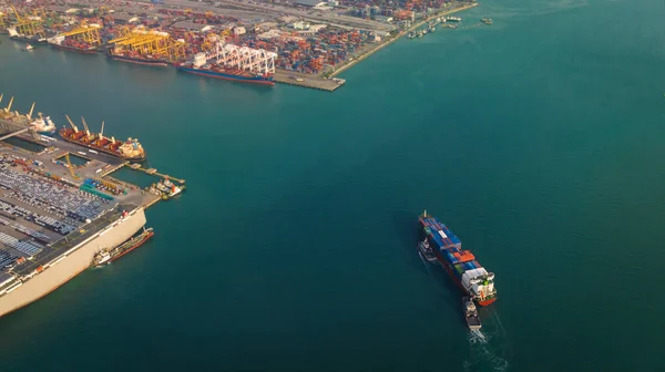 Tengeri Teherszállító Konténerszállító Hajó Amely Konténerhajóval Árut Exportál Termékeket Értékesít — Stock Fotó