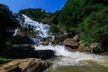 Güzel manzara geniş açı, Mea Ya Şelalesi yağmur mevsiminde Doi Inthanon Ulusal Parkı 'nda, Tayland' ın Chiang Mai Eyaleti 'nin kuzeyinde.