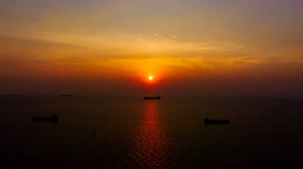 Seelandschaft Und Silhouette Containerschiff Das Meer Und Vor Dem Hintergrund — Stockfoto