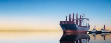 Denizde ve römorkörde yüzen konteyner gemisi, öndeki yansıma suyu, arkaplan ve web sitesi için kopyalama alanı, yaratıcı iş ulaşım konsepti,