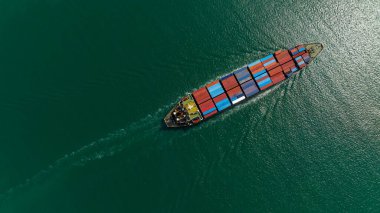 kargo konteynırı gemisi ihracat malları ithal etmek ve dünya çapında satıcılara ve tüketicilere konteynır gemisi taşımacılığı, video servis havacılığı üst görünümü ile ürün dağıtmak için denizde yol alıyor.