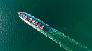 kargo konteynırı gemisi denizlerde son sürat yol alarak ihracat malları ithal ediyor ve dünya çapında dağıtımcı ve tüketicilere konteynır gemisi taşımacılığı iş dağıtım hizmeti, insansız hava aracından hava görüntüsü fotoğrafı,