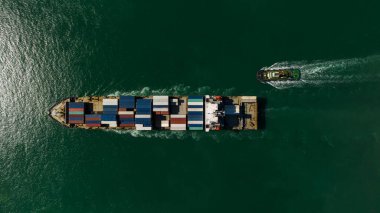 Hava manzaralı konteynır kargo gemisi, ihracat ticareti ve sanayi hizmetleri lojistik taşımacılığı uluslararası konteyner kargo gemisiyle açık denizde, nakliye lojistik ulaşım küresel denizcilik kavramı,
