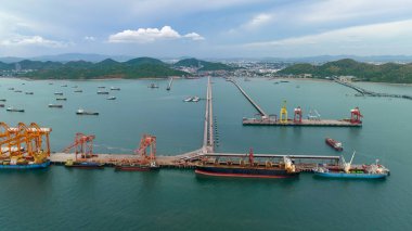 Küçük ticari liman ve köprü yükleme ve boşaltma kargo konteynır gemi ithalat ve ihracat vinç ile mal dağıtım için müşterilere ve satıcılara taşınır, havadan üst yaşam