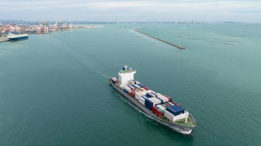 Kargo konteynırı gemisi, konteynır gemisi açık denizle dünya çapında satıcı ve tüketicilere ihracat ürünleri ithal etmek ve dağıtmak için denizde son sürat yol alıyor. hava görünümü