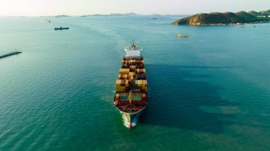 Korgo gemisi konteynırı ve denizde gölge yansıması. Deniz piyadelerine ve tüketicilere bir ulaşım ve dağıtım sistemidir. İnsansız hava aracı bakış açısı