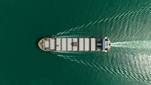集装箱船在绿色大海中全速前进 从无人机俯瞰空中 — 图库照片