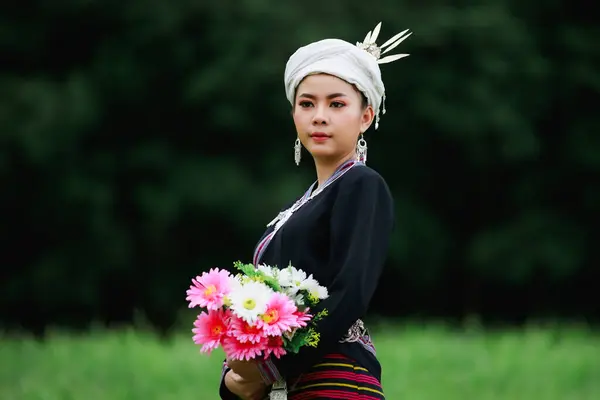 전통적인 드레스 스타일과 배경에서 그녀의 잔디에 아시아 여자의 초상화 — 스톡 사진