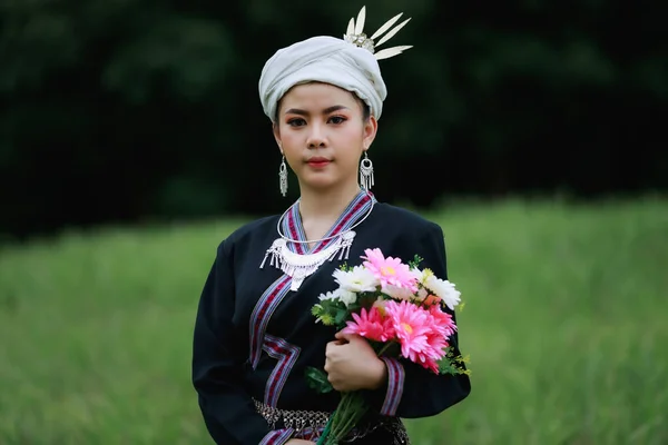 Naturligt Ljus Porträtt Asiatisk Ung Kvinna Står Grönt Gräs Bär — Stockfoto
