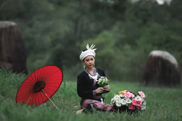 Естественный Легкий Портрет Азиатской Молодой Женщины Сидящей Зеленой Траве Традиционном — стоковое фото