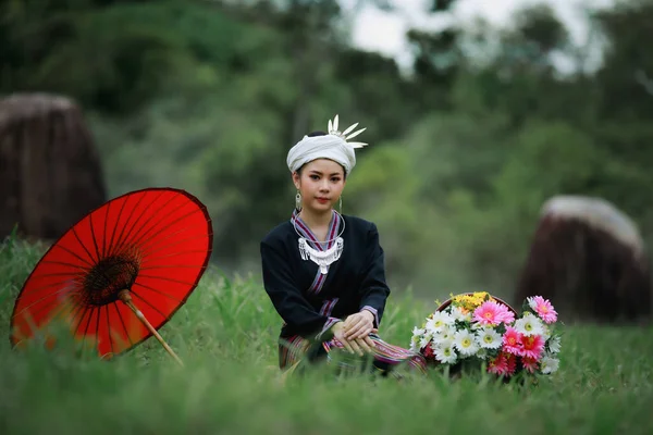 Naturalny Lekki Portret Azjatyckiej Młodej Kobiety Siedzącej Zielonej Trawie Tradycyjnej — Zdjęcie stockowe