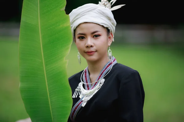 年轻美丽的亚洲女子 身穿传统的泰族文化长裙风格 手持香蕉叶 — 图库照片