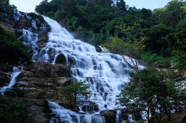 Güzel manzara geniş açı, Mea Ya Şelalesi yağmur mevsiminde Doi Inthanon Ulusal Parkı 'nda, Tayland' ın Chiang Mai Eyaleti 'nin kuzeyinde.