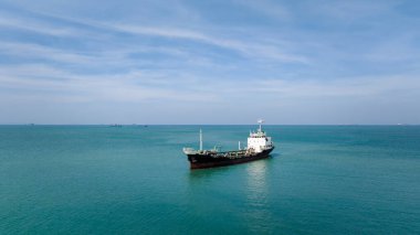 Yeşil denizde yüzen petrol tankeri gemisi.