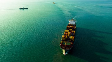 Deniz ithalat malları taşıyan kargo konteynırı gemisi Asya 'daki ve dünya çapındaki tüketicilere konteynır gemisi açık deniz manzarası ile ihracat ve dağıtım ürünleri sunuyor.