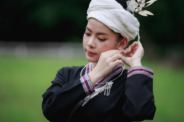 초상화 아시아 전통적인 드레스 스타일과 귀걸이를 — 스톡 사진
