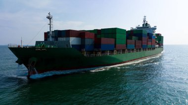 Konteyner kargo gemisi ithalat küresel ticaret ve sanayi ticari lojistik ihracat ve uluslararası taşımacılık konteyner kargo gemisi açık deniz, konteyner kargo nakliyesi, ön görüş drone çekimi,