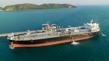 Tanker gemisi rafineri köprüsünden petrol boşaltıyor. Denizdeki petrol terminali rafinerisi, küresel iş ithalatı ve ihracat lojistik taşımacılık okyanus taşımacılığı, uluslararası konseptin kargo tankeri taşımacılığı, fotoğraf hava manzarası