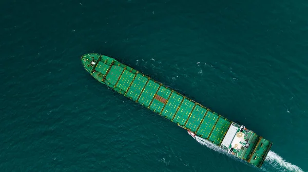 Bovenaanzicht Vanuit Lucht Van Vrachtcontainerschip Dat Groene Zee Vervoert Exportgoederen — Stockfoto