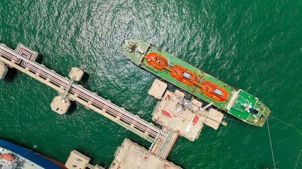 海の原油浮遊ステーション 橋のパイプラインの負荷は原油を積み下げます オイル船の輸送 コンテナ船の開いた海 上の眺めによる企業のビジネス交通機関 — ストック写真
