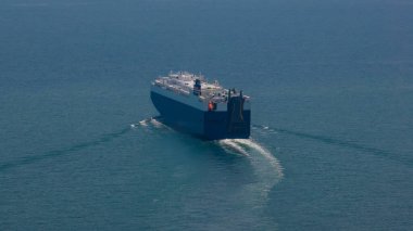 Büyük RoRo (Roll on / off) gemisi denizde tam hız giderken, uluslararası, küresel iş ve sanayi dağıtım hizmetlerinin ithalat taşımacılığı, 