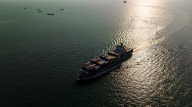 Silüet kargo konteynır gemisi ihracat malları ithal etmek ve dünya çapında satıcılara ve tüketicilere konteynır gemisi taşımacılığı, iş lojistik dağıtım hizmeti, hava görüntüsü