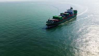 Kargo konteynırı gemisi, nakliye, iş lojistik dağıtım hizmeti, hava görüntüsü, dünya çapında dağıtım ve dağıtım ürünleri ithal etmek için denizde son sürat yol alıyor.
