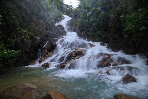 Bela Paisagem Natural Cachoeira Krating Estação Chuvosa Floresta Verde Refrescante — Fotografia de Stock