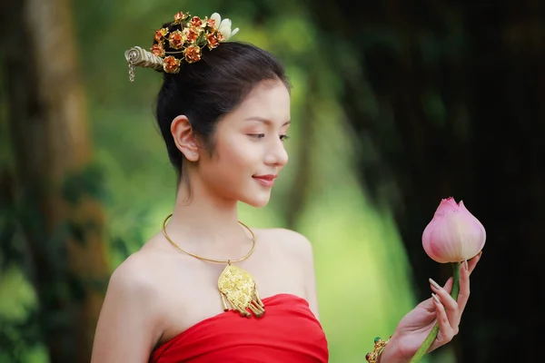 Ritratto Bella Donna Tradizionale Abito Rosso Tailandese Tenendo Fiore Loto — Foto Stock