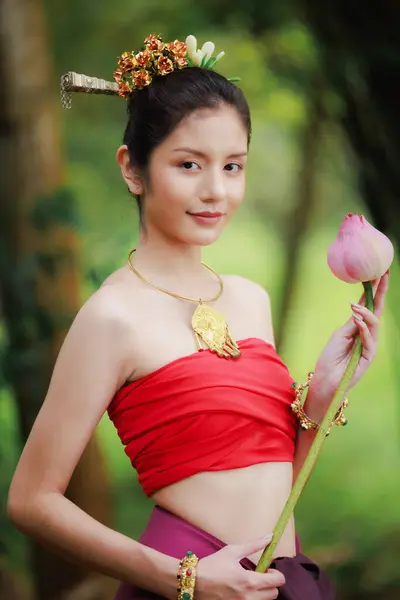 Lächelndes Porträt Einer Schönen Frau Traditionellem Thailändischem Roten Kleid Mit — Stockfoto