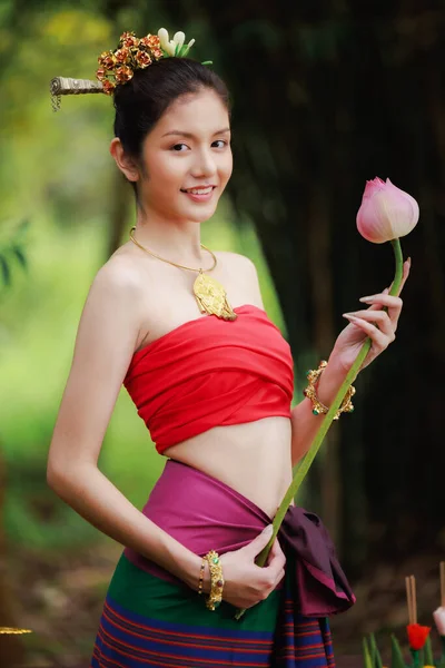 Smilling Retrato Mulher Bonita Vestido Vermelho Tailandês Tradicional Segurando Lótus — Fotografia de Stock