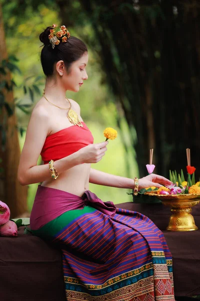 Портрет Красивої Жінки Традиційній Тайській Червоній Сукні Сидить Тримає Квітку — стокове фото